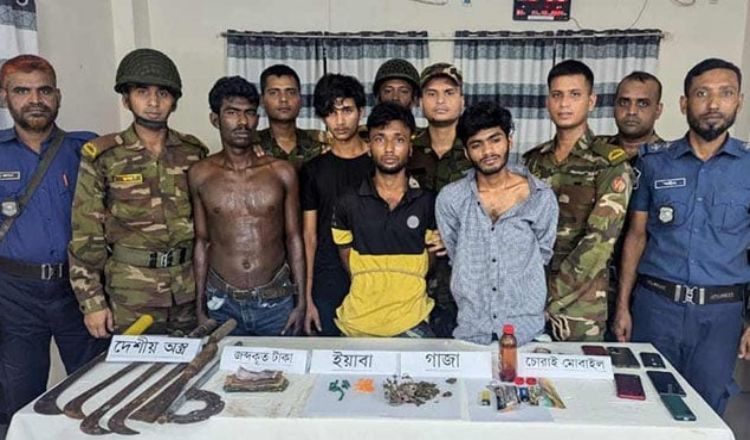 পিরোজপুরে অস্ত্রসহ আটক ৪